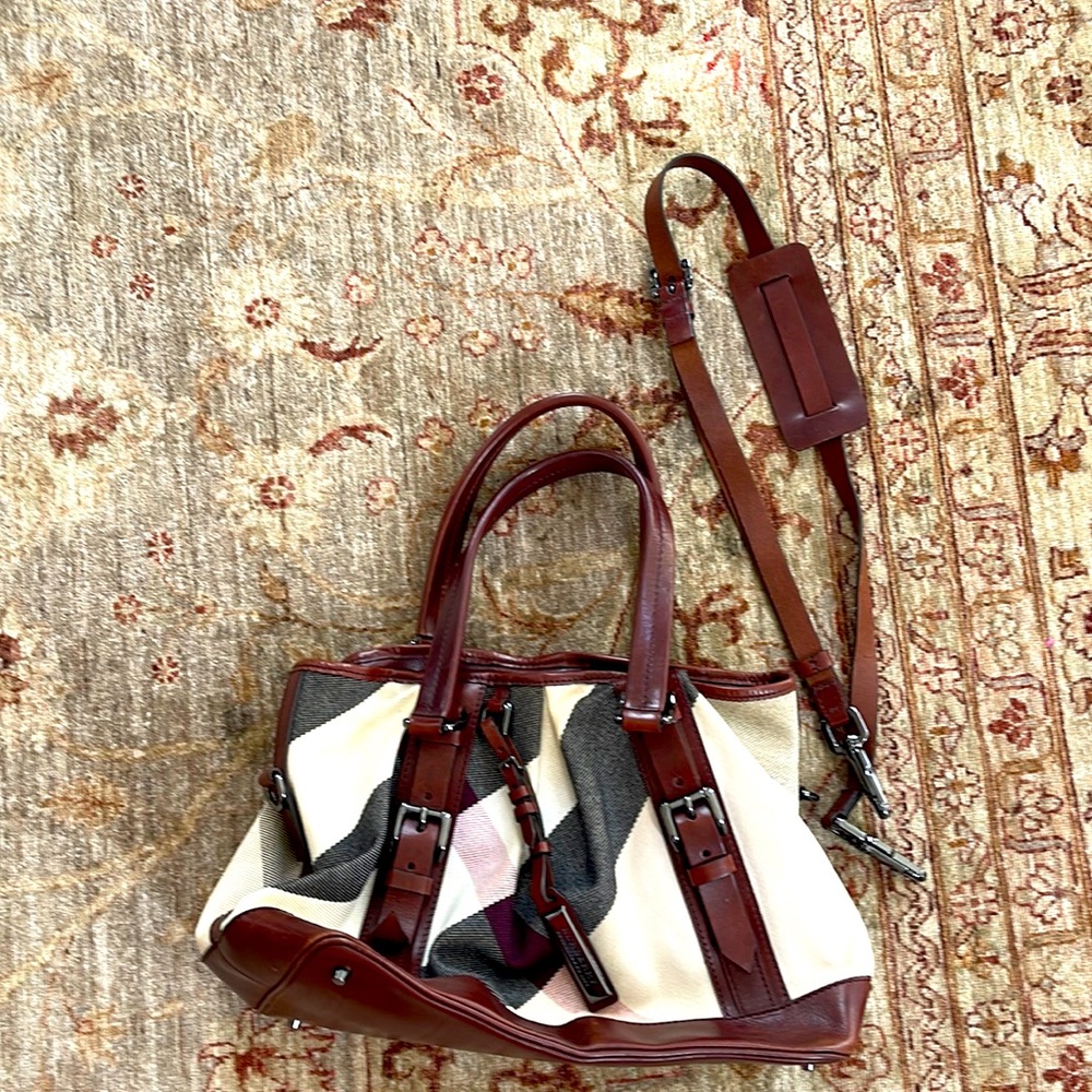 Can you say no to Burberry!  Beautiful bag!